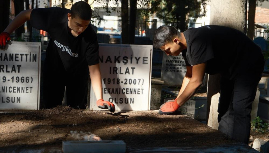 Annelerinin ölümüyle başladı İki kardeş mezarlıkta fenomen oldu Annelerinin ölümüyle başladı İki kardeş mezarlıkta fenomen oldu