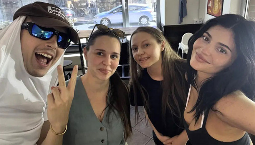 Ayrılık iddiaları yalan oldu… Ünlü çift aylar sonra yan yana Onu görebilmek için okyanuslar aşıyor Ayrılık iddiaları yalan oldu… Ünlü çift aylar sonra yan yana Onu görebilmek için okyanuslar aşıyor