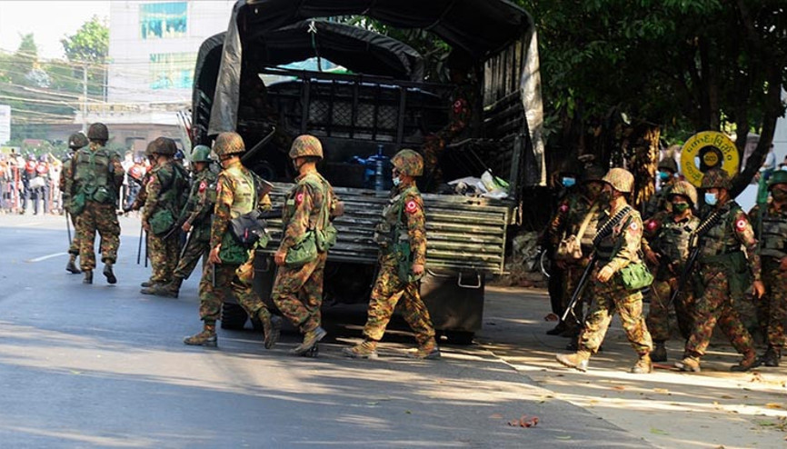 Protestoculara hava saldırısı: Paraşütle bomba atıldı