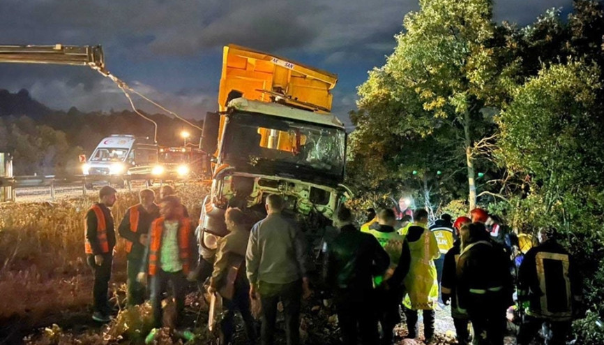 Yoldan çıkan kamyon devrildi: 2 ölü, 1 yaralı