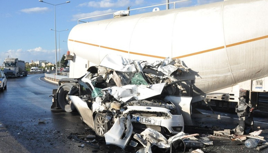 Film gibi olay TIR tarafından ezilen aracın şoförü saniyelerle kurtuldu