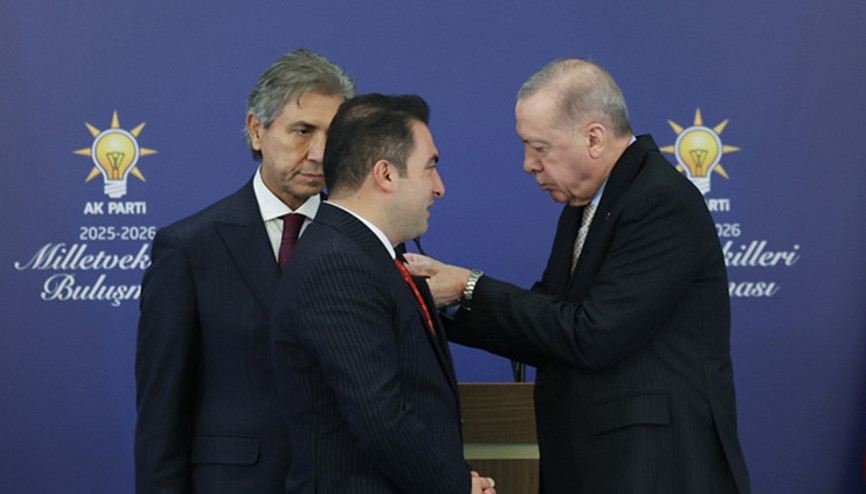 Cumhurbaşkanı Erdoğan, AK Partiye katılan belediye başkanlarına rozet taktı