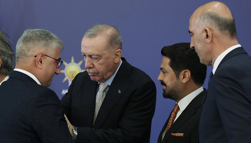 AK Partiye yeni katılımlar... Belediye başkanlarının rozetini Cumhurbaşkanı Erdoğan taktı