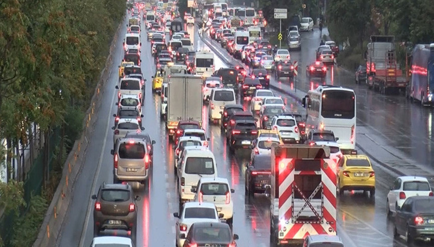 İstanbulda yağmurun etkisi ile yoğun trafik oluştu