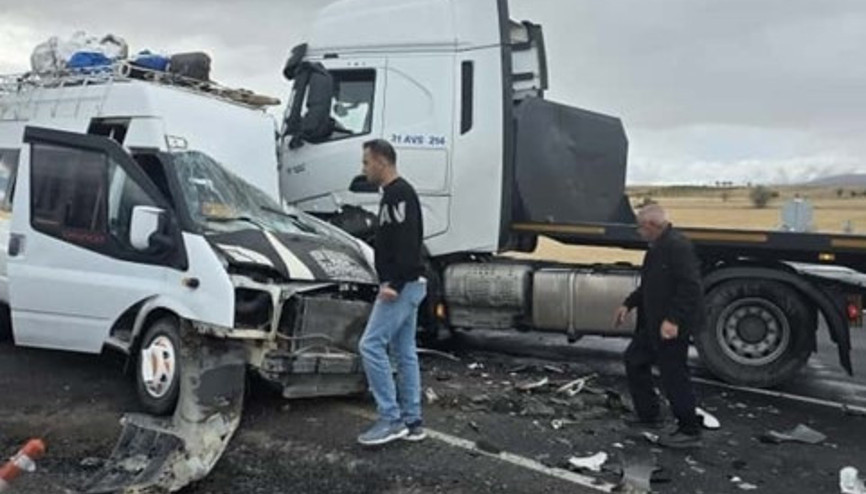TIR, işçileri taşıyan minibüse çarptı: 9 yaralı