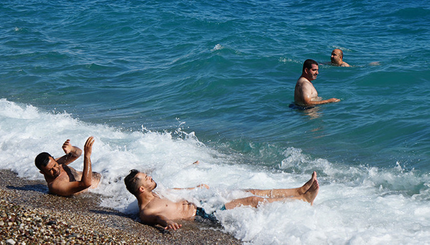 Burada yaz hala devam ediyor Sahile akın ettiler: Denize girenler de oldu, güneşlenen de