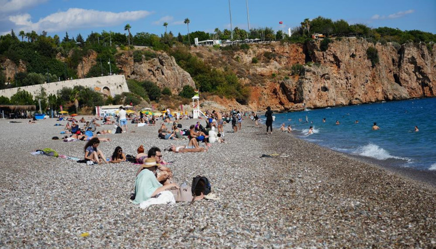 Antalyada yazdan kalma gün Plaj ve sahiller doldu