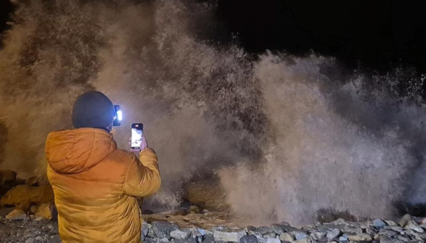 Amasrada dalgaların boyu 8 metreyi aştı