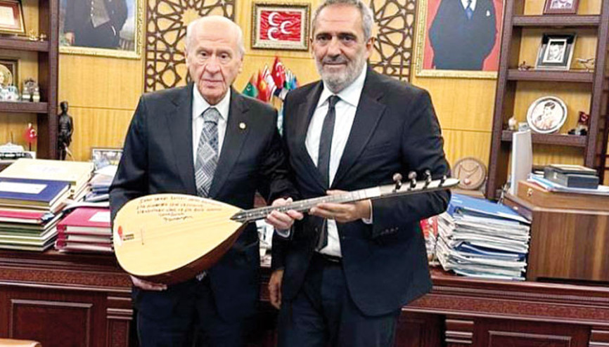 Bağlamasını hediye etti