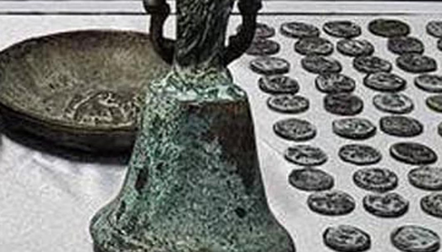 Karsta Meryem Ana figürlü çan ile çok sayıda tarihi eser ele geçirildi Karsta Meryem Ana figürlü çan ile çok sayıda tarihi eser ele geçirildi