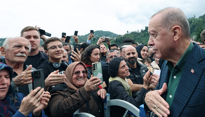 Cumhurbaşkanı Erdoğan, cuma namazı sonrası vatandaşlarla sohbet etti