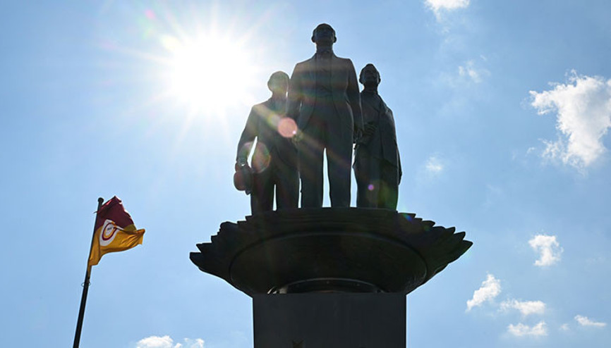 Galatasaray stadının önünde Atatürk, Tevfik Fikret ve Ali Sami Yenin anıt heykeli açıldı