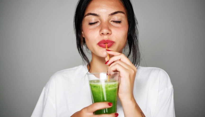 Doğal enerji ve detoks içeceği: Chia tohumu, salatalık, elma, zencefil ve limon karışımı