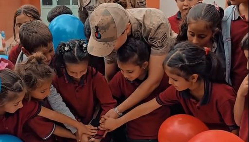Hatay’da Jandarma ekiplerinden Dünya Kız Çocukları Günü’nde anlamlı etkinlik Hatay’da Jandarma ekiplerinden Dünya Kız Çocukları Günü’nde anlamlı etkinlik