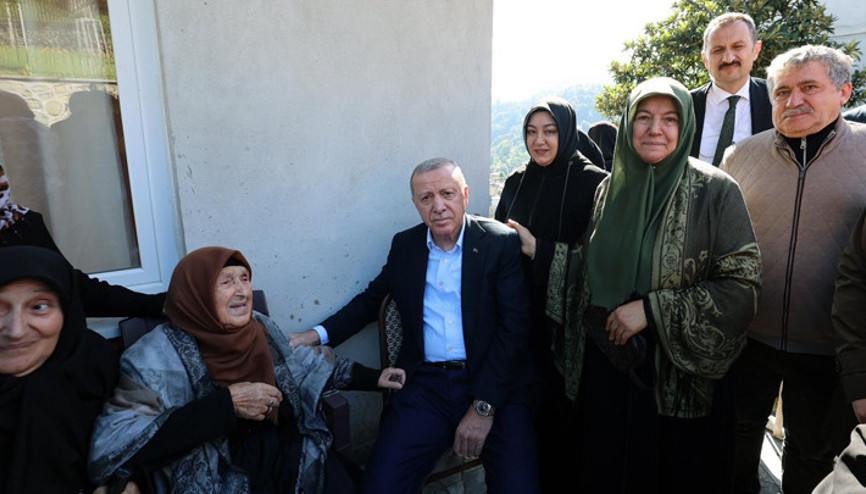 Cumhurbaşkanı Erdoğan Rizede... Komşularıyla sohbet etti, Ayder Yaylasını ziyaret etti
