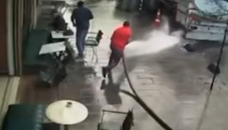 İstanbulda bir kişinin tazyikli suyla çevredekileri ıslatması kamerada