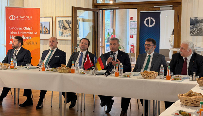 Anadolu Üniversitesi mezunları diplomalarını aldılar