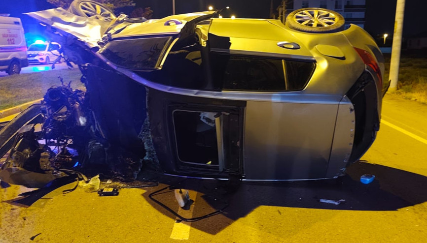 Otomobil, elektrik direğine çarptı: 3 yaralı Otomobil, elektrik direğine çarptı: 3 yaralı