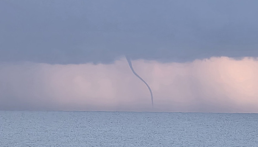 Alanyada etkili yağış sonrası hortum görüldü