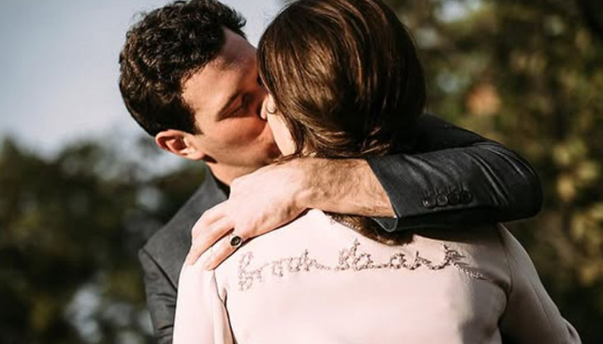 Hamilelik haberi düğüne gölge düşürmüştü... Boşanma söylentileri arasında yedi yıl bitti... Kutlama öpücüğü