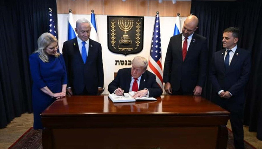 Trump, İsrail Meclisi’nde ziyaretçi defterini imzaladı