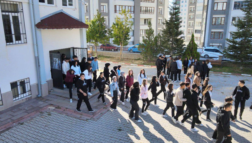Niğde’de okullarda eş zamanlı afet tatbikatı Niğde’de okullarda eş zamanlı afet tatbikatı