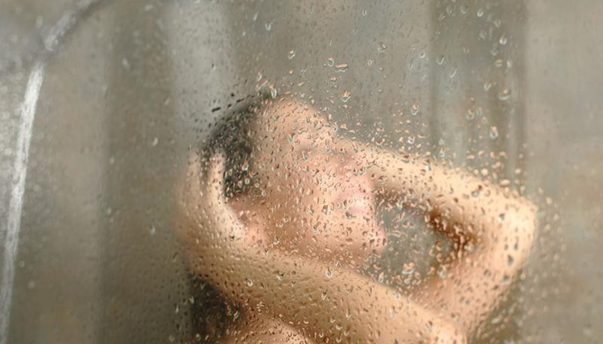 Çok sık duş alanlara kötü haber Banyo rutininiz cildinize ve saçınıza zarar veriyor