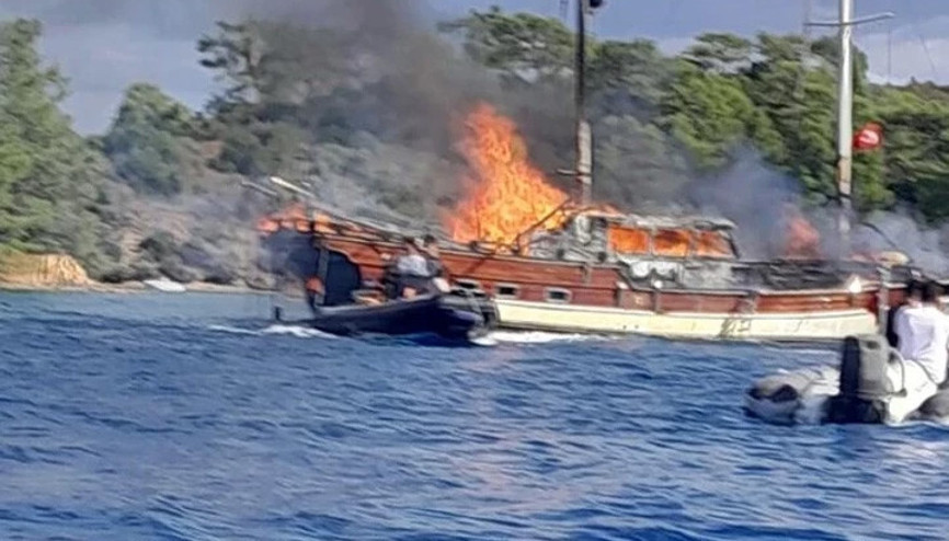 Göcekte tekne yangını