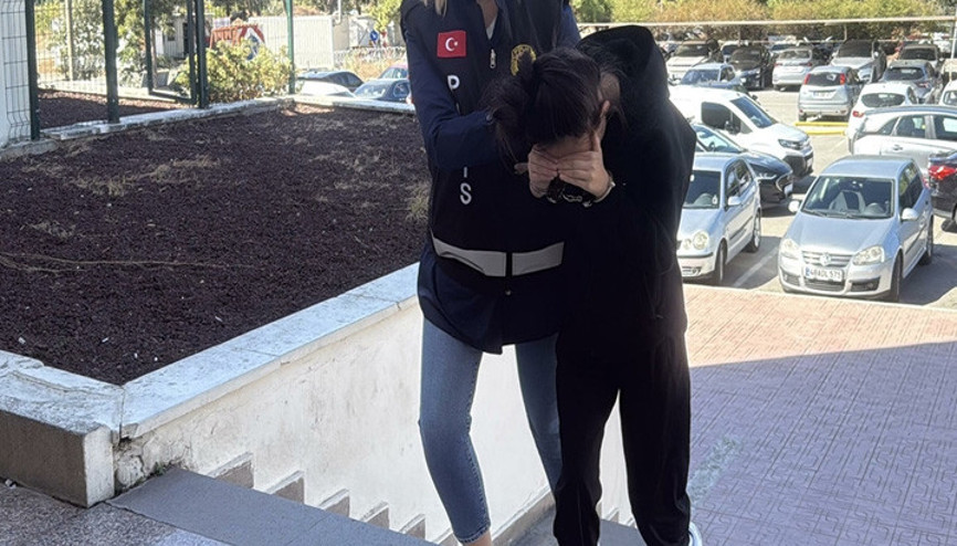 Ölü bebeğini havluya sarıp terasa bıraktı