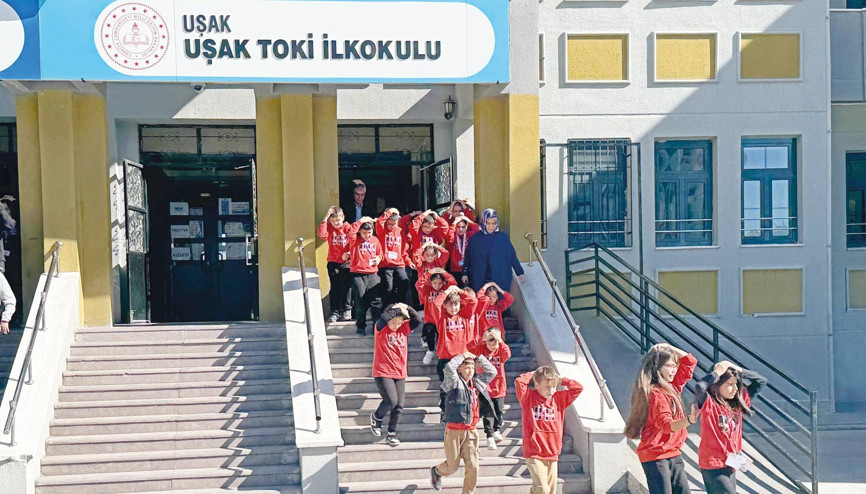 Tüm okullarda ‘afet’ tatbikatı: Çök kapan tutun