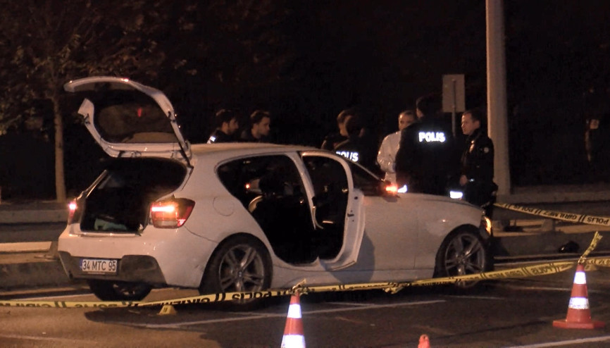 İstanbul - Bakırköyde polisin dur ihtarına uymadı, kaçarken 5 ekip aracına çaptı: 1 yaralı