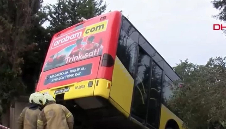 Üsküdarda İETT otobüsü kaza yaptı