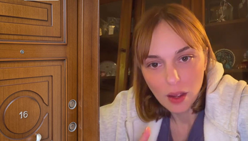 Oyuncu Nilperi Şahinkaya aylar sonra vefat eden annesinin evinde