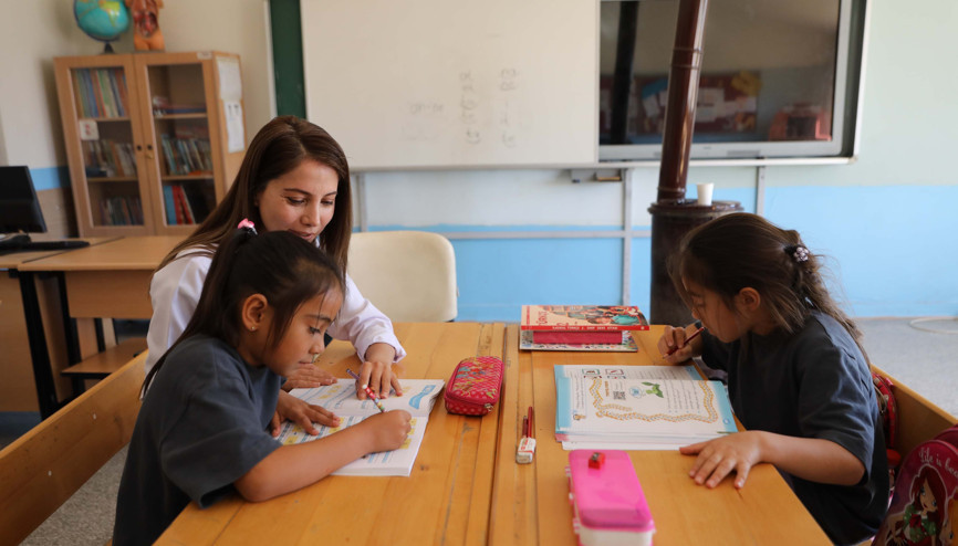 İki öğrencisinin hem öğretmeni hem arkadaşı