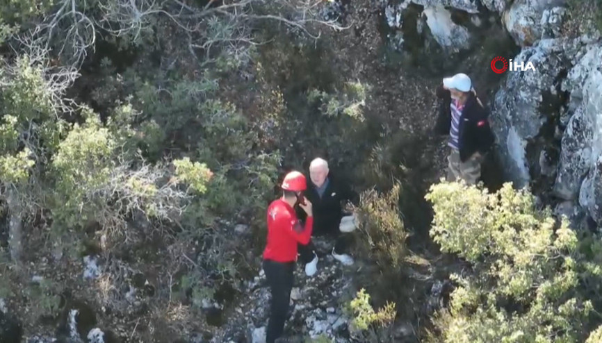 Yürüyüş için çıktığı dağda kayboldu, 3 gündür aranan yaşlı adamı çoban buldu