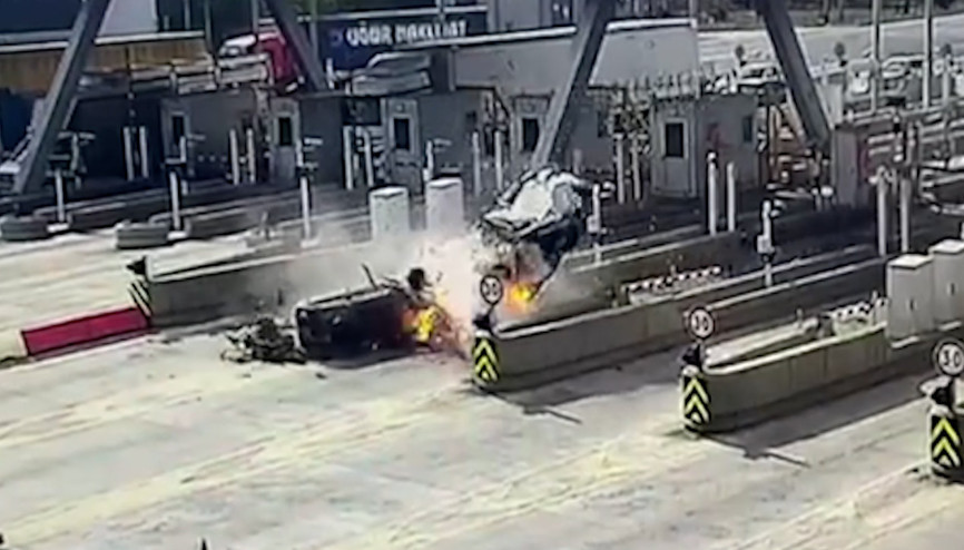 Kuzey Marmara Otoyolunda otomobil gişe bariyerine çarptı Kaza anı kamerada