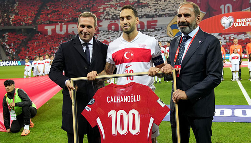 Hakan Çalhanoğlu’na 100. maç plaketi