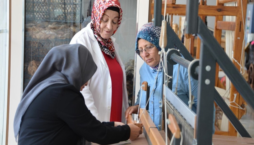 Emekli oldu, ehramı sandıktan çıkarıp kadınlara iş kapısı sağladı