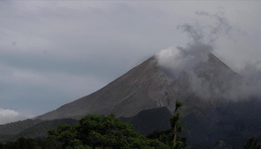 Lewotobi Laki-Laki Yanardağında korkutan patlama