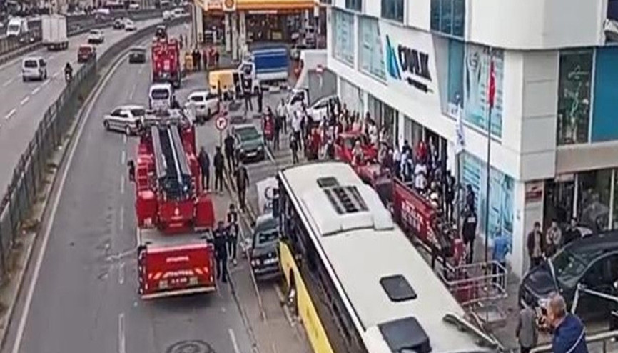 Çekmeköyde otobüs durağa girdi; yaralılar var