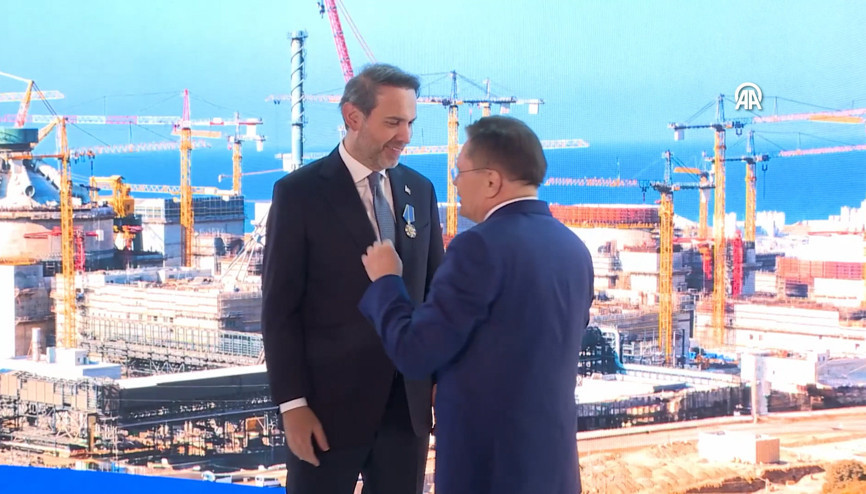 Enerji Bakanı Bayraktara Rusyada Nükleer Alandaki Uluslararası İşbirliği Nişanı verildi