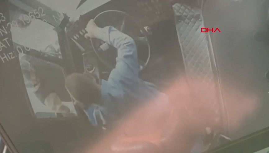 Çekmeköyde otobüs kaza anı ve yaşanan tartışma araç içi kamerasında Çekmeköyde otobüs kaza anı ve yaşanan tartışma araç içi kamerasında