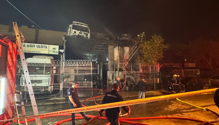 Ankara’da oto tamirhanesinde yangın İş yerindeki araçlar zarar gördü Ankara’da oto tamirhanesinde yangın İş yerindeki araçlar zarar gördü