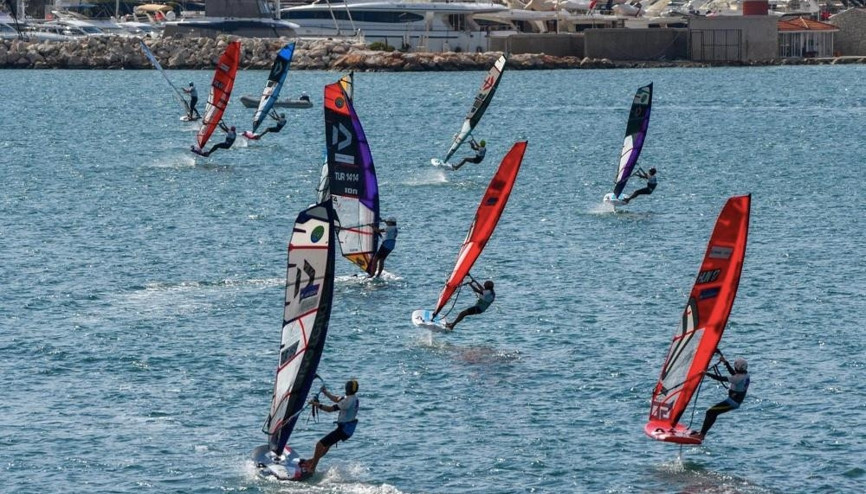 Alaçatı’nın rüzgarı Çeşme turizmini de uçuruyor Alaçatı’nın rüzgarı Çeşme turizmini de uçuruyor