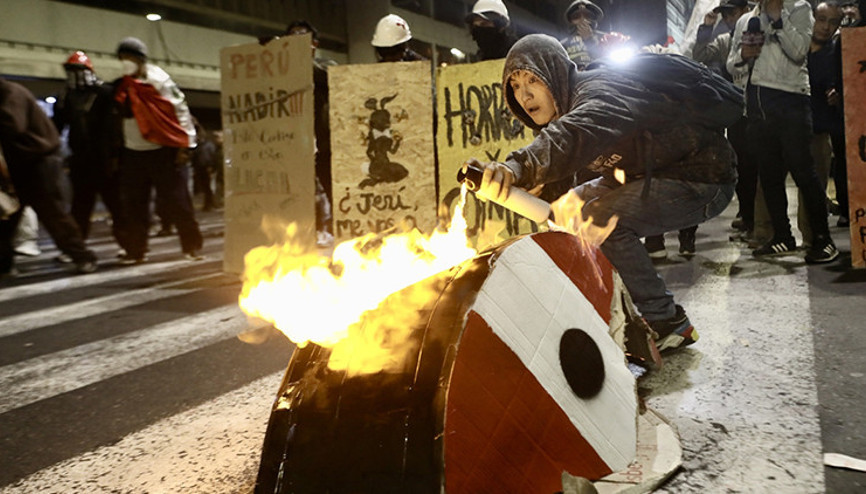 Peru’da sokaklar kaynıyor: Binlerce kişi hükümete karşı ayakta