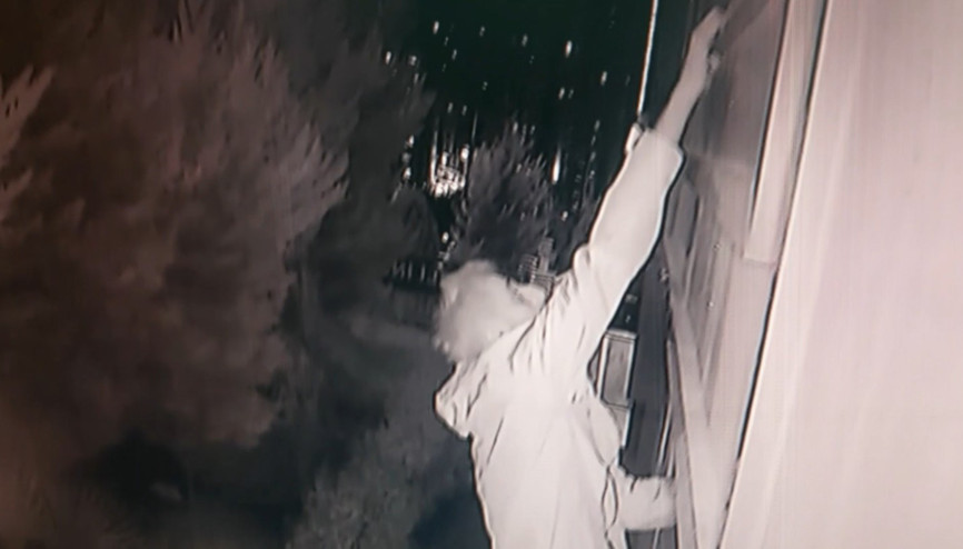İstanbul- Kadıköyde binalara tırmanarak milyonlarca liralık hırsızlık yapan şüpheliler kamerada