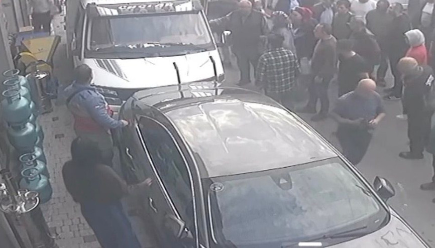 Kamyonet, otomobile çarptı; nöbet geçiren sürücü hastaneye kaldırıldı