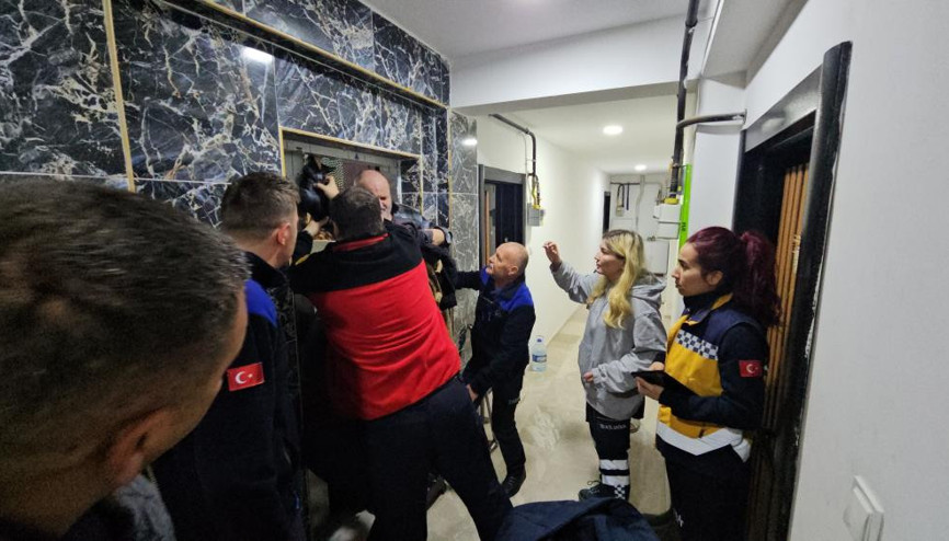 Asansörde mahsur kaldı, dakikalar içeresinde kurtarıldı