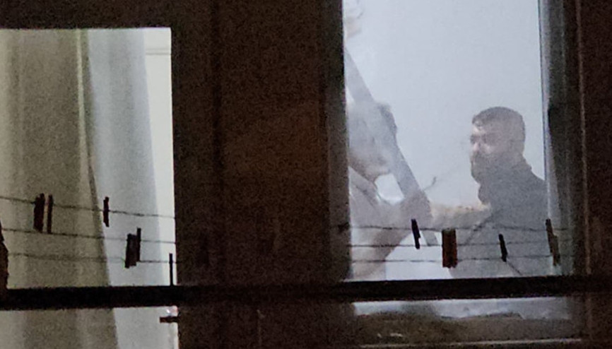 Evine çağırdığı arkadaşını kılıçla rehin aldı Polis ekipleri, şüpheliyi balkondan girerek etkisiz hale getirdi