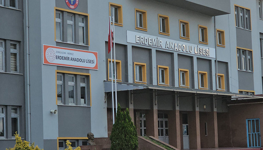 Lise tuvaletinde dehşet Sigara bahanesiyle arkadaşının çenesini kırdı, tutuklandı Lise tuvaletinde dehşet Sigara bahanesiyle arkadaşının çenesini kırdı, tutuklandı